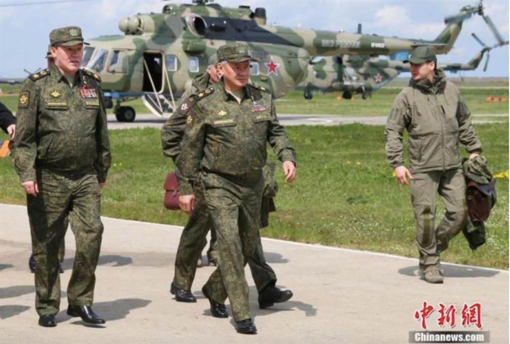 俄罗斯国防部发佈消息称，俄军在克里米亚地区举行大型跨军种演习。期间，俄罗斯国防部长绍伊古（左二）前往演习现场视察。（中新社）(photo:ChinaTimes)
