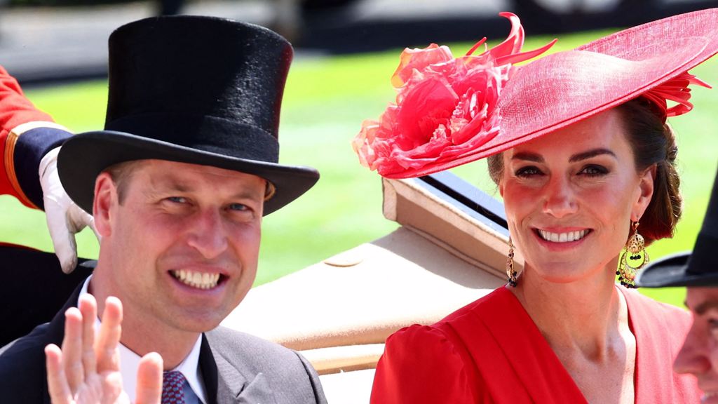 凱特王妃日前再度被媒體拍到輕拍威廉王子屁股的畫面。（圖／達志影像）
