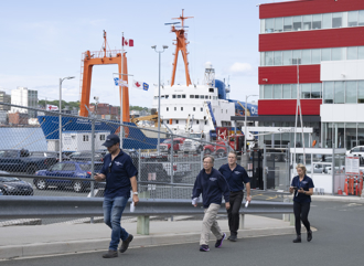 內爆「泰坦號」母船返港 加拿大登船調查