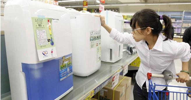 中医认为湿度过高时会产生「湿邪」，会影响呼吸系统导致气喘、咳嗽，建议适时打开除湿机，搭配电扇就会感到凉爽。（图／报系资料库）