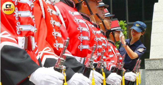 天气热到不行，站在大太阳下很容易汗流不止，此时若狂吹冷气、电扇，反而容易导致感冒。（示意图／黄鹏杰摄）