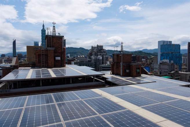 廖姓负责人3年前承揽太阳能板装设工程后，工程中一名工人在中午1点时发生中暑，体温遽升后中枢衰竭死亡，廖男以250万与家属和解，遭判刑2月。（资料照）