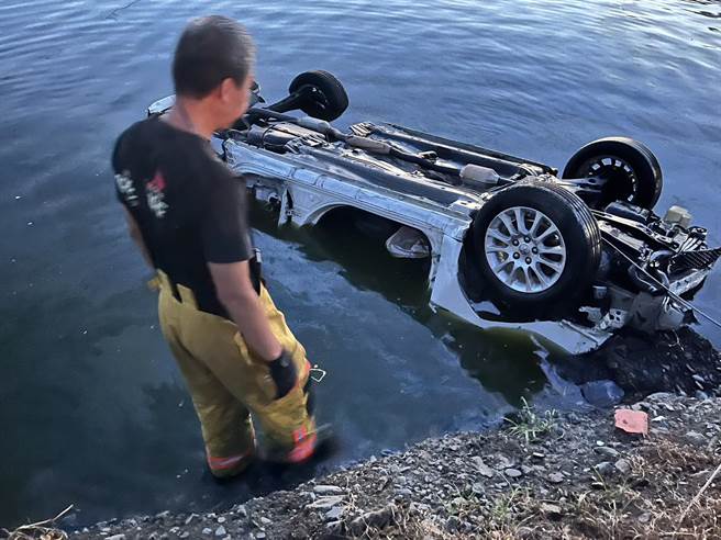 屏东枋寮乡24日发生一起惊悚车祸，高雄22岁洪姓男子驾车北往南行经台17线枋寮东龙加油站时，疑因要闪车辆而失控撞进加油站并一路穿越坠入鱼塭。（屏东消防局提供／谢佳潾屏东传真）