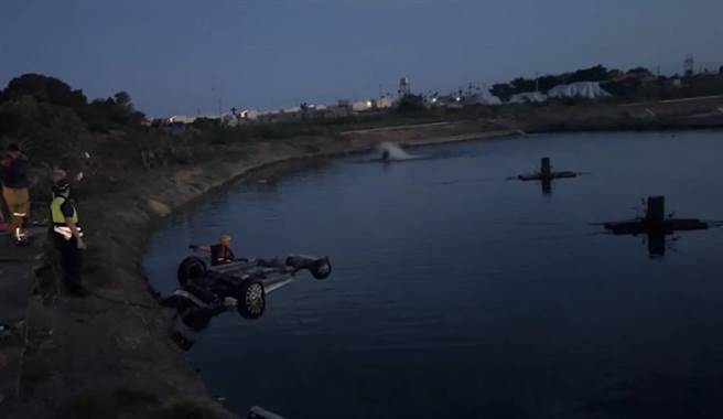 屏东枋寮乡24日发生一起惊悚车祸，高雄22岁洪姓男子驾车北往南行经台17线枋寮东龙加油站时，疑因要闪车辆而失控撞进加油站并一路穿越坠入鱼塭。（警方提供／谢佳潾屏东传真）