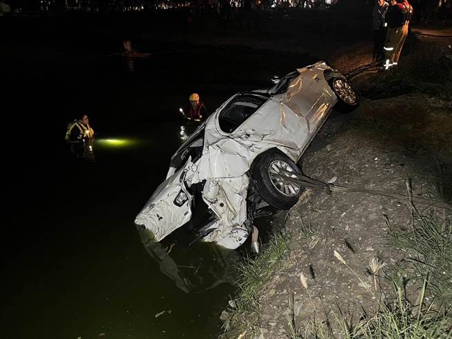 被捞上岸的汽车几乎整车撞毁，轮胎、保险杆等相关零件还散落在东林路上，可想见当时衝撞力度不小，车祸发生后，也引起附近居民围观。（警方提供／谢佳潾屏东传真）