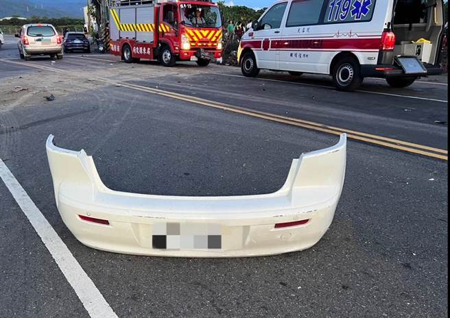 被捞上岸的汽车几乎整车撞毁，轮胎、保险杆等相关零件还散落在东林路上，可想见当时衝撞力度不小，车祸发生后，也引起附近居民围观。（警方提供／谢佳潾屏东传真）