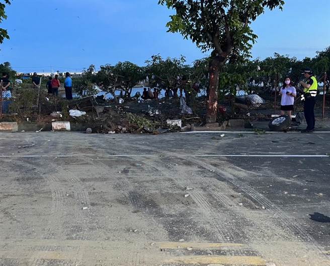 被捞上岸的汽车几乎整车撞毁，轮胎、保险杆等相关零件还散落在东林路上，可想见当时衝撞力度不小，车祸发生后，也引起附近居民围观。（警方提供／谢佳潾屏东传真）