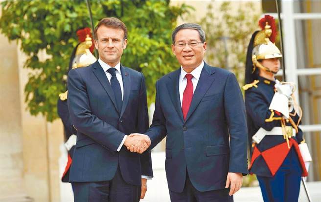 中国国务院总理李强当地时间6月22日下午在巴黎爱丽舍宫会见法国总统马克宏。（中新社）