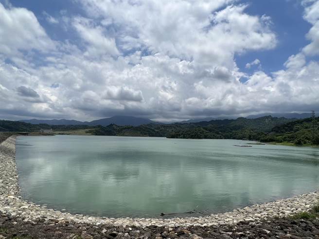 在雷陣雨助攻蓄水下，湖山水庫一個月回升七成，今日已達95％。（周麗蘭攝）