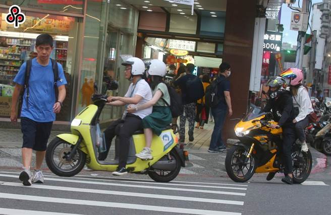 自今年7月1日起，台北市机车排气定检将停止寄发明信片通知，全面採电子化通知。（本报资料照片）