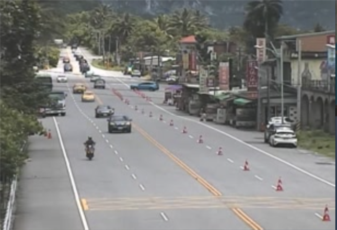 今天是假期最后一天，苏花路廊上午全线顺畅，公路总局预估午后将涌现北上车潮，车多壅塞恐至傍晚才会缓解；图为崇德地区。（摘自公路总局即时路况）