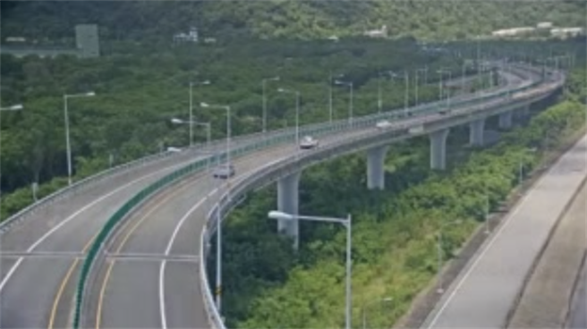 今天是假期最后一天，苏花路廊上午全线顺畅，公路总局预估午后将涌现北上车潮，车多壅塞恐至傍晚才会缓解；图为苏花改和平路段。（摘自公路总局即时路况）