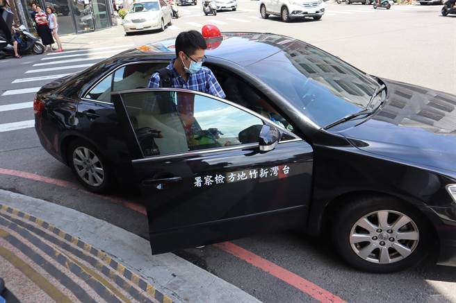 新竹地检署检察官25日到竹北气爆案现场，并表示须待消防局火调报告出炉后才能厘清真正事发原因。（邱立雅摄）