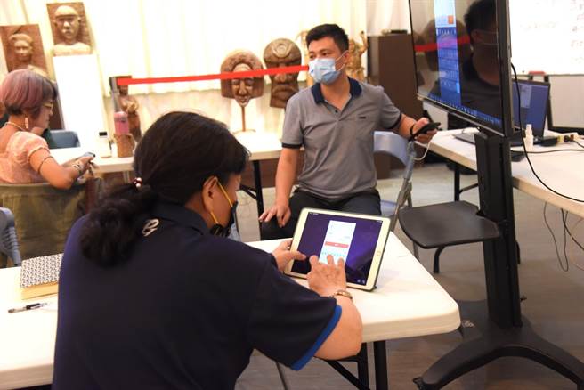 花蓮市公所爭取原民會公益彩券回饋補助計畫，開辦部落數位課程，指導部落小農實體攤商使用數位支付，及串連實體與網路銷售平台增加收益。（花蓮市公所提供／羅亦晽花蓮傳真）