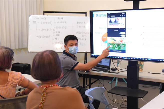 花蓮市公所爭取原民會公益彩券回饋補助計畫，開辦部落數位課程，指導部落小農實體攤商使用數位支付，及串連實體與網路銷售平台增加收益。（花蓮市公所提供／羅亦晽花蓮傳真）