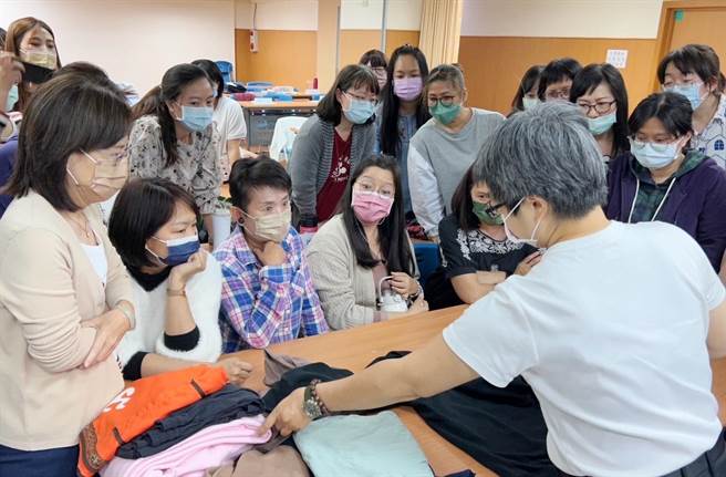 台南市政府首度针对二度就业妇女培训成为收纳整理师，未来将辅导她们接案。(台南市社会局提供／曹婷婷台南传真)