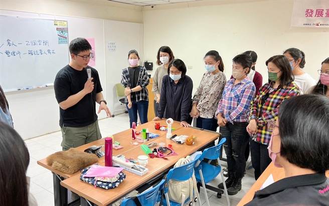台南市政府首度针对二度就业妇女培训成为收纳整理师，未来将辅导她们接案。(台南市社会局提供／曹婷婷台南传真)
