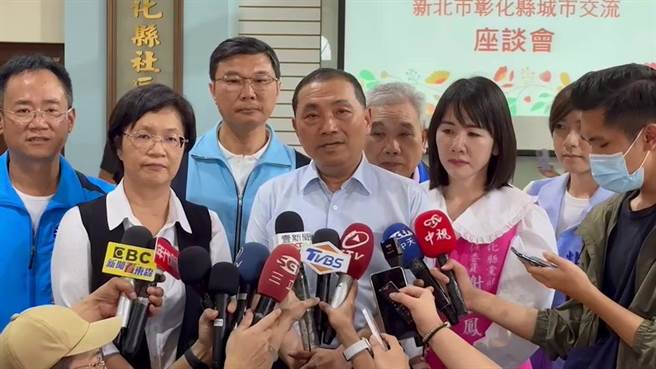 國民黨總統參選人侯友宜（中）今天到彰化縣進行整合拜會之旅，彰化縣長王惠美（左二）全程陪同。（孫英哲攝）