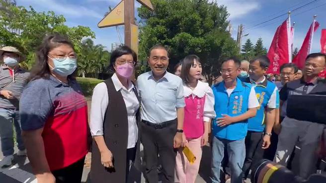 國民黨總統參選人侯友宜（中）今天到彰化縣進行整合拜會之旅，彰化縣長王惠美（左二）全程陪同。（孫英哲攝）