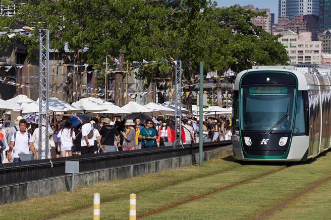 端午连假人潮增，高雄捷运、轻轨运量倍数成长，盼能回到疫情前水准。（高捷公司提供／崔正纲高雄传真）