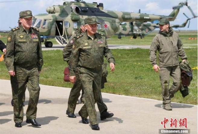 俄罗斯国防部发布消息称，俄军在克里米亚地区举行大型跨军种演习。期间，俄罗斯国防部长绍伊古（左二）前往演习现场视察。（中新社）