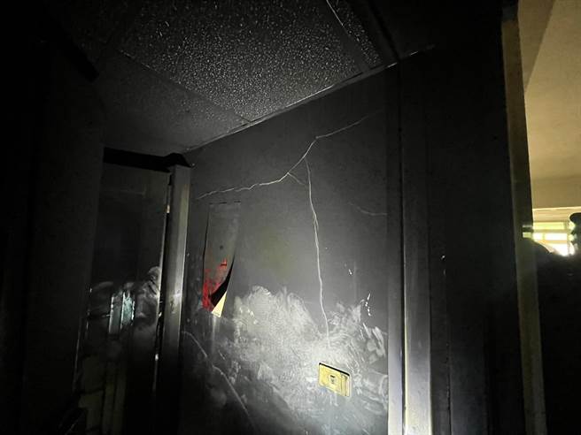 竹北气爆导致民眾住家内部墙壁裂开。（民眾提供／邱立雅竹县传真）