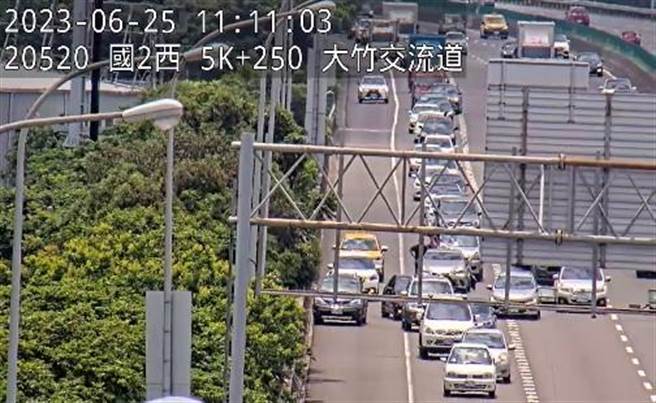 今日11時12分國2西向5.7公里發生3小車追撞佔用外線車道(高公局提供)