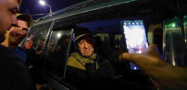 当地时间2023年6月24日，俄罗斯顿河畔罗斯托夫，瓦格纳集团负责人普里格津从俄罗斯南部军区司令部撤离。（澎湃影像）