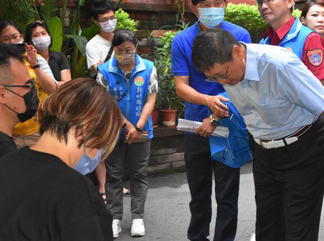 新竹县长杨文科（右）25日到帝王至尊大楼向居民鞠躬道歉，表示自己不会逃避，会负责到底。（新竹县府提供／邱立雅竹县传真）