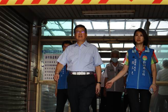 新竹县长杨文科（左）履勘帝王至尊大楼后，步行到中庭向外界说明状况。（邱立雅摄）