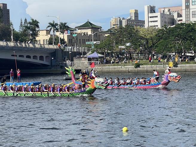 2023高雄端午爱河龙舟嘉年华完美落幕，史上首次「府会龙舟大对决」成功掀起话题。（洪浩轩摄）