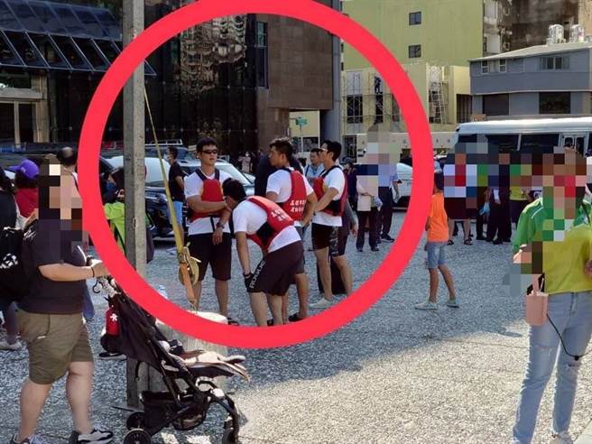 高市议长康裕成在脸书上发文指称「市府首长队」竟派4名消防猛男当枪手，赛前询问单位职称，他们神回「未来副局长」，让康裕成觉得又好气又好笑。（摘自康裕成脸书）