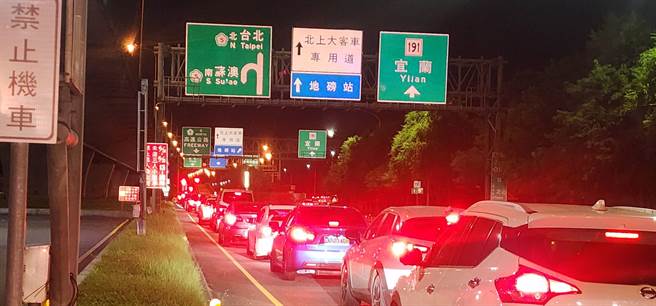 昨晚國道5號塞至今凌晨1時才恢復順暢。（宜蘭縣警察局提供／吳佩蓉宜蘭傳真）