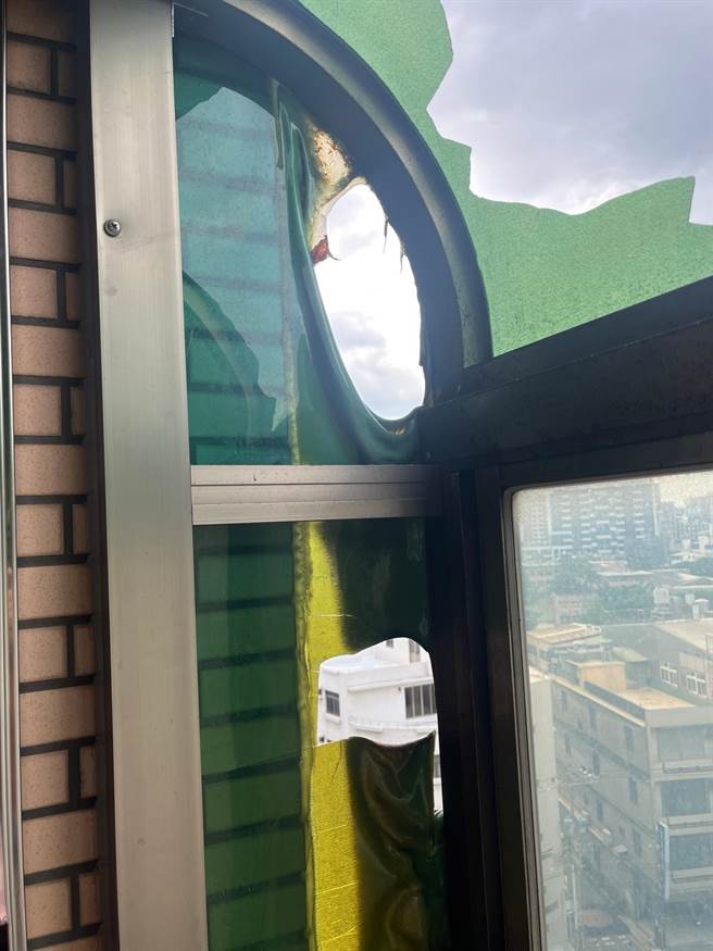 受困的王姓少年表示事发当下阳台玻璃已破。（民眾提供／邱立雅竹县传真）