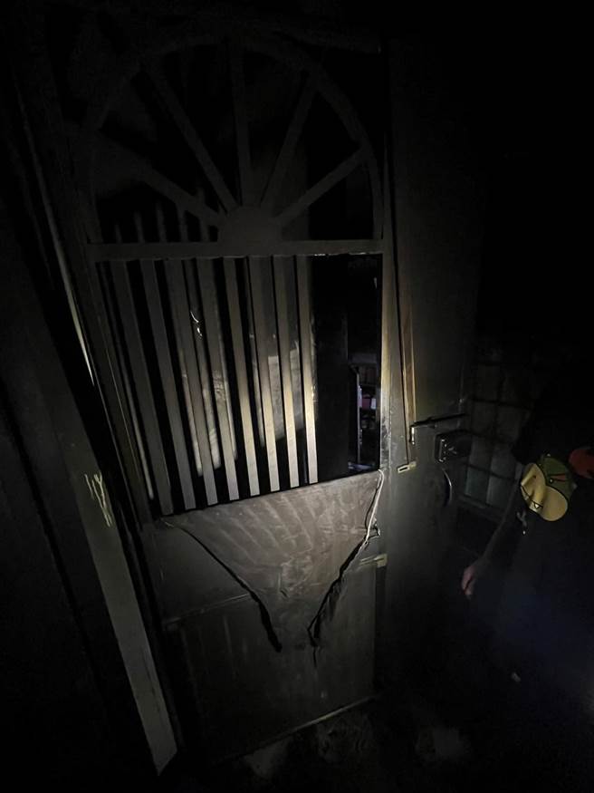 王姓少年表示气爆导致家门口受损严重。（民眾提供／邱立雅竹县传真）