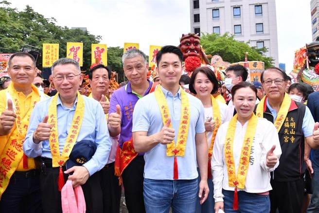 台北市长蒋万安、民眾党主席柯文哲同框出席光大寮聚保宫环岛祈安遶境，柯文哲先到场，蒋万安随后现身，与柯文哲握手致意。（台北市政府提供／刘彦宜台北传真）