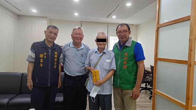 銅鑼鄉長謝昌年（左一）聯繫張榮發基金會協助黃姓老翁善終。（銅鑼鄉公所提供／李京昇苗栗傳真）
