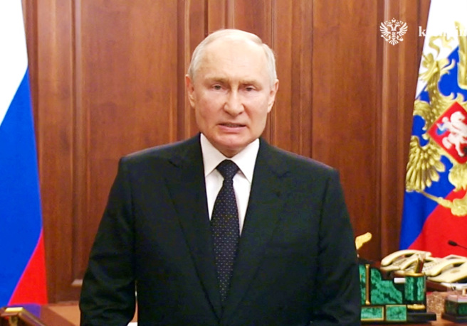 美国情报指出，俄罗斯国防部6月中要求志愿部队签约的命令，是瓦格纳叛变关键。图为普丁24日发表紧急电视演说。（图／路透社）