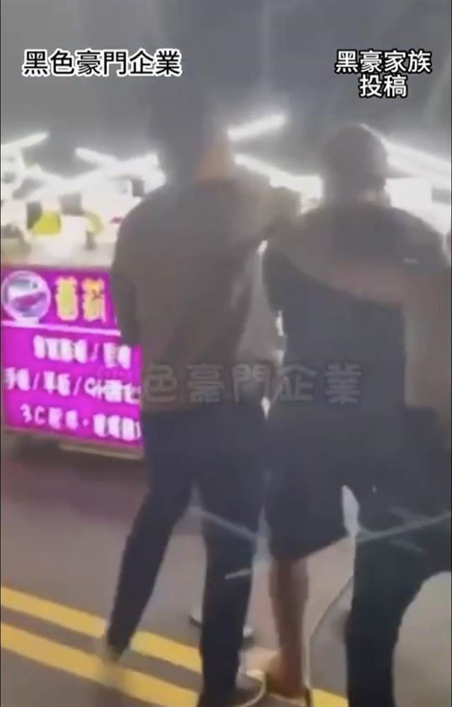 游男買飲料不爽店家將先做好的飲料賣給他下一位客人，怒摔果汁機，與店家發生衝突。（翻攝自黑色豪門企業）
