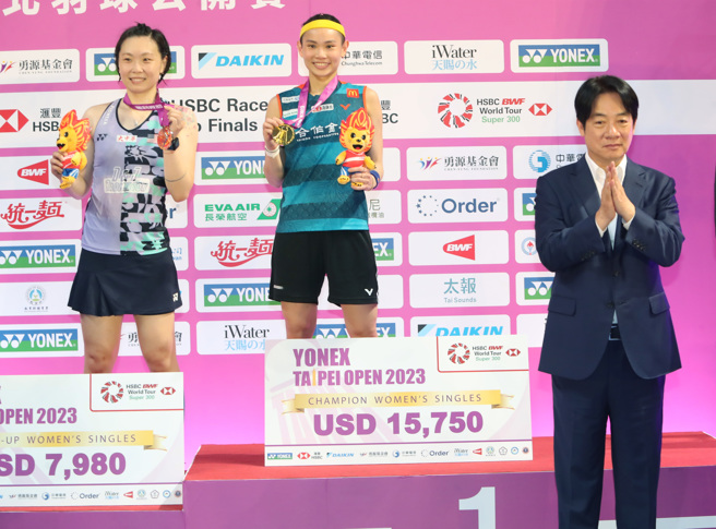 戴資穎（中）收下2023台北羽球公開賽女單冠軍，賽後頒獎時和美籍華裔對手張蓓雯（左）、副總統賴清德（右）合照。（鄭任南攝）