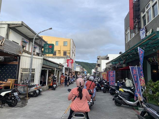 台东兰屿及绿岛进入旅游旺季，岛上最方便的交通工具就是机车。（蔡旻妤摄）