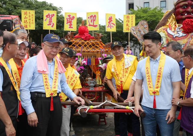 民眾党总统参选人柯文哲（左一）、台北市长蒋万安（右一）25日出席光大寮聚保宫环岛祈安遶境仪式，一同扶轿合照。（王英豪摄）