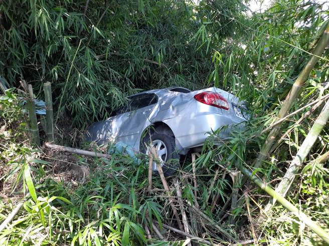林男失控導致整輛車卡在竹林中。（民眾提供／李京昇苗栗傳真）