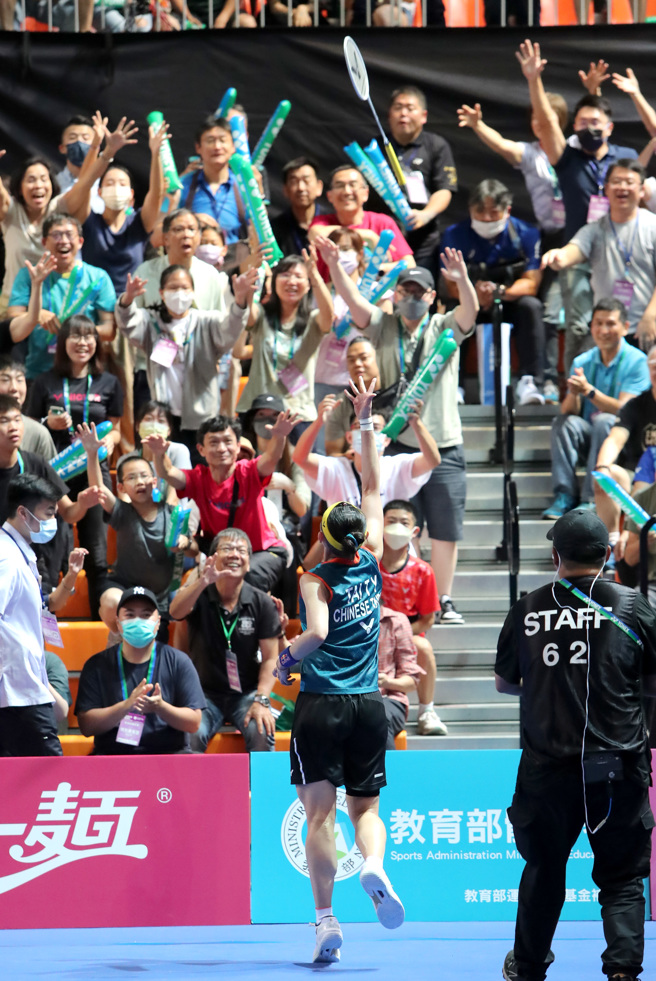 戴資穎送球拍給球迷。（鄭任南攝）