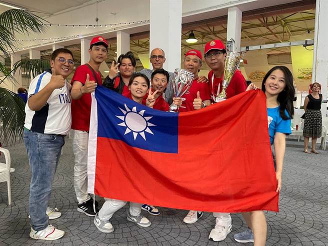 台灣再登義大利世界Pizza獲獎舞臺，餐飲老將Sam奪雙料亞軍。（三商餐飲提供）