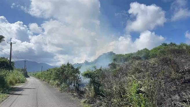 台東市豐源大橋南端堤防今天下午陸續傳出雜草火警。（讀者提供／蔡旻妤台東傳真）