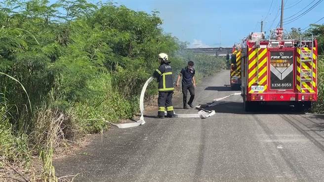 台東市豐源大橋南端堤防今天下午陸續傳出雜草火警。（讀者提供／蔡旻妤台東傳真）