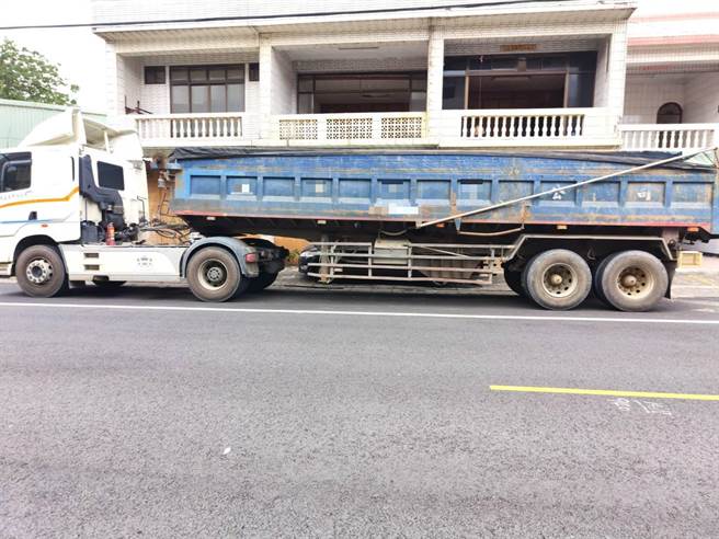 大型重車出入讓大園竹圍社區居民心驚驚。（陳萬金提供／蔡明亘桃園傳真）