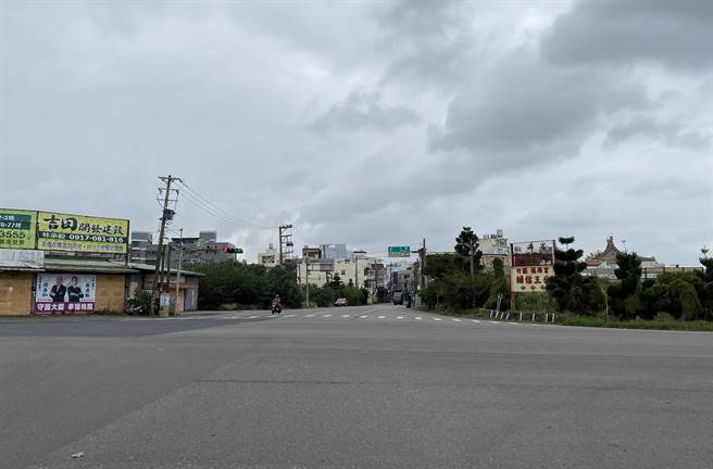 桃園市交通局將禁止20噸以上大車通行大園竹圍街，預計6月底前完成標誌施作。（蔡明亘攝）