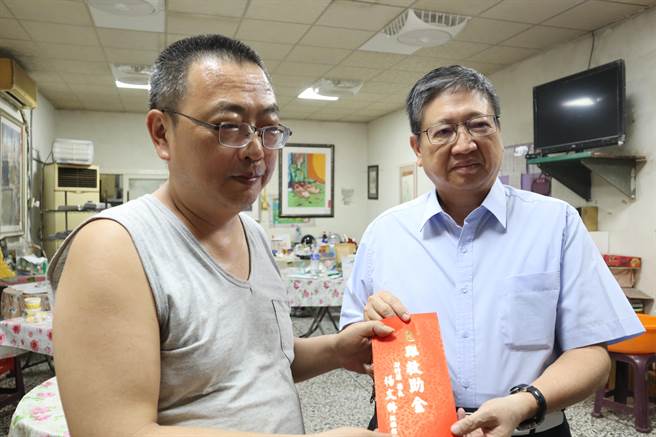 新竹縣長楊文科（右）25日下午前往竹北氣爆傷者家中慰問，並送上5000元紅包壓驚。（邱立雅攝）